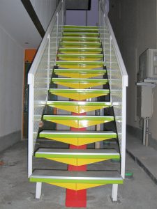 階段：店舗横の階段は、一際目に止まる色で仕上げました。