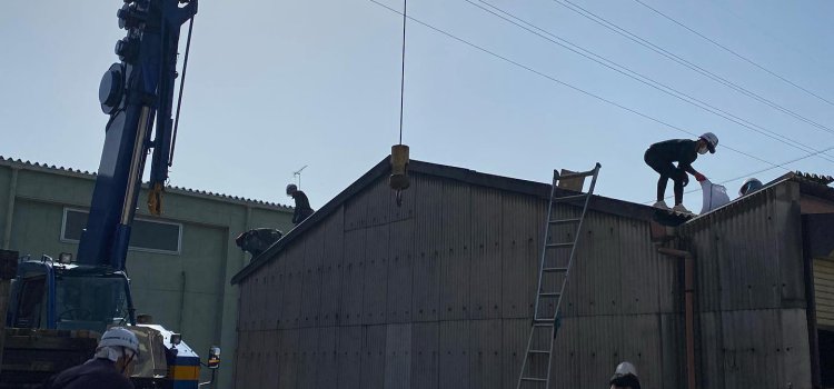 工場の屋根工事をさせてもらいました。古い屋根の上から新しい屋根をかぶす工法です。#大野建設#カバー工法#工場リフォーム#地域密着#工務店